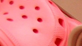 Crocs zapatos salud trabajadores salud coronavirus donación COVID-19