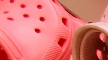 Crocs zapatos salud trabajadores salud coronavirus donación COVID-19