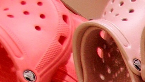 Crocs zapatos salud trabajadores salud coronavirus donación COVID-19