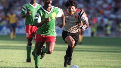 René Higuita persiguiendo a Roger Milla, luego de perder el balón con él fuera del área grande.