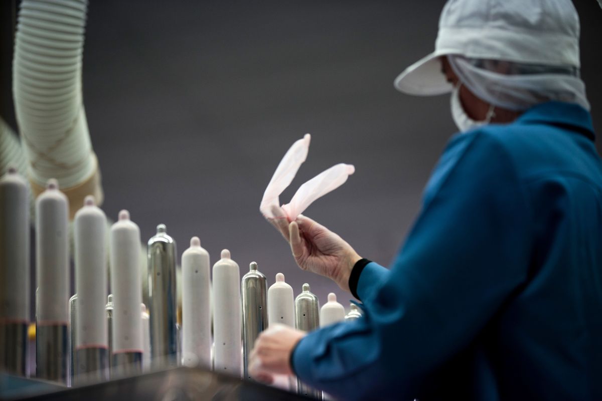 La compañía Karex fabrica uno de cada cinco condones que existen en el mundo. 
