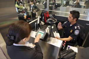 Agentes migratorios aplican nuevo sistema de comparación facial en aeropuerto JFK