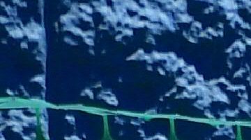 Una persona sin hogar acostada en una calle de Los Ángeles.