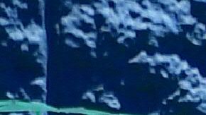 Una persona sin hogar acostada en una calle de Los Ángeles.