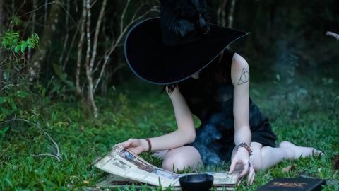 Las brujas poseen poderes mágicos.