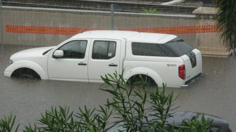 Lo más importante a la hora de conducir es extremar precauciones para evitar accidentes, ya sea en un auto eléctrico u ordinario.