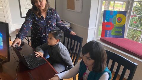 Hilda Marela Delgado dedica tres horas a la educación de sus hijos  Santiago y Valentina. (Foto Cortesía)