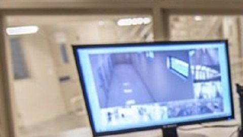 ICE mantiene detenidos a inmigrantes por más tiempo.