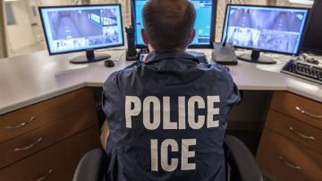 ICE mantiene detenidos a inmigrantes por más tiempo.