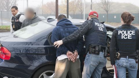 ICE detiene por más tiempo a inmigrantes.