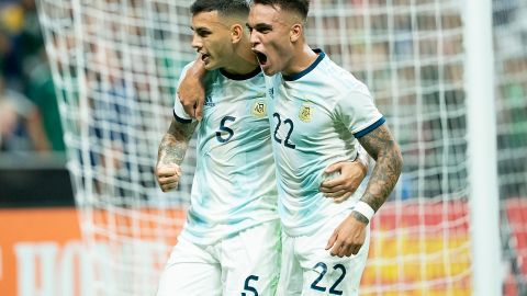 Leandro Paredes y Lautaro Martínez celebran un gol con la albiceleste.