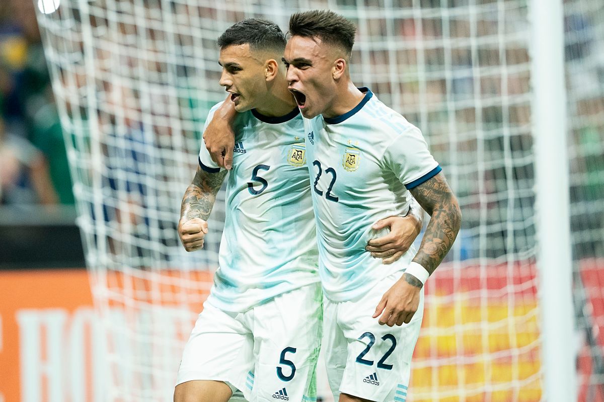 Leandro Paredes y Lautaro Martínez celebran un gol con la albiceleste.