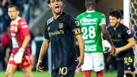 Carlos Vela comparte el logro con Robert Lewandowski.