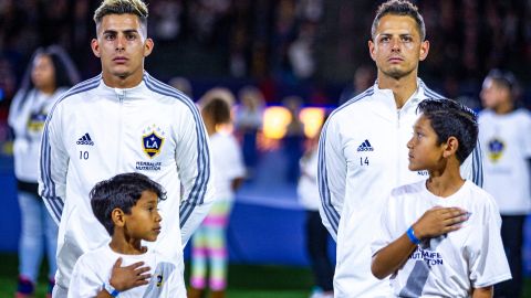 Chicharito (der.) antes de su primer juego en Carson.