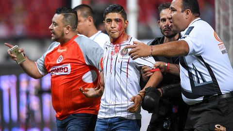 Un hombre tuvo que ser resguardado en la cancha.