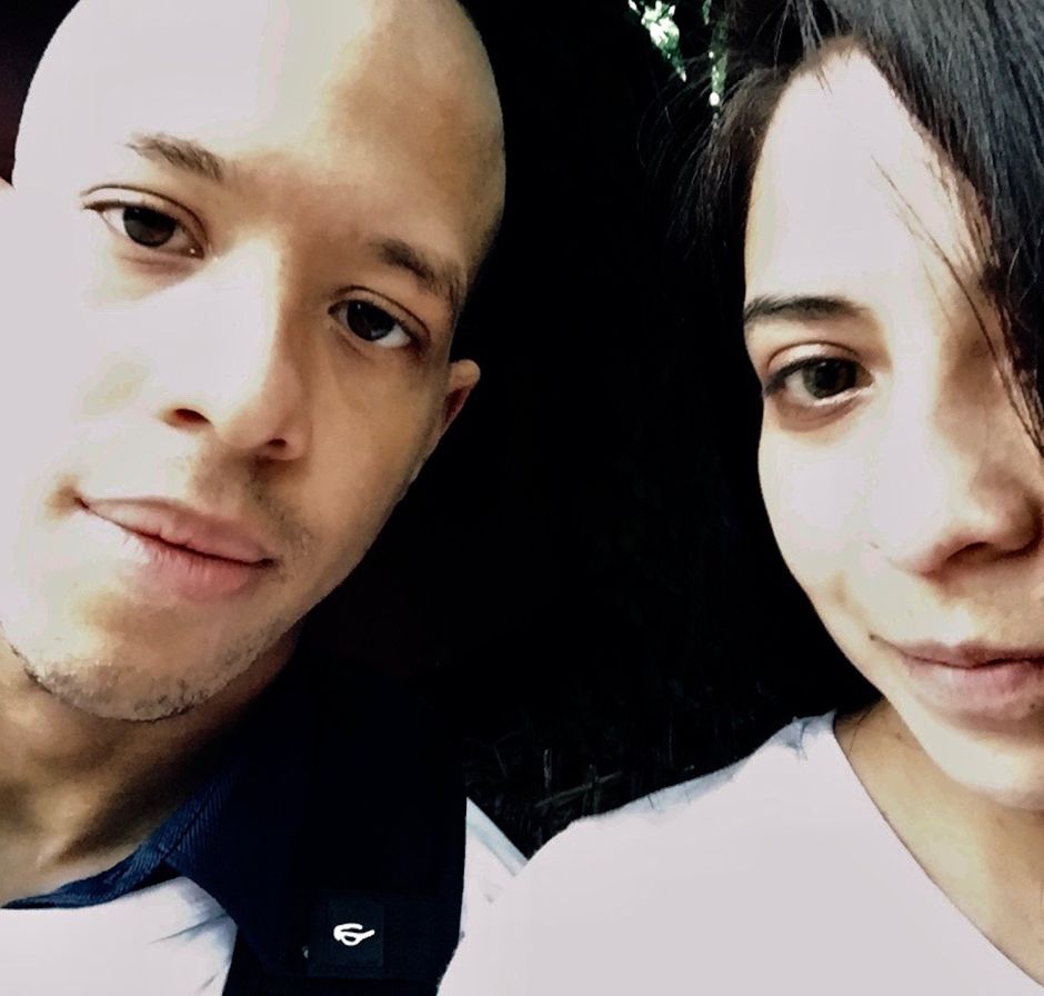 Jessica y su novio Grant en el departamento donde pasan la cuarentena