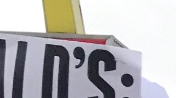 Docenas de trabajadoras y partidarios protestaron frente al McDonald's de Monterey Park. (Suministrada)