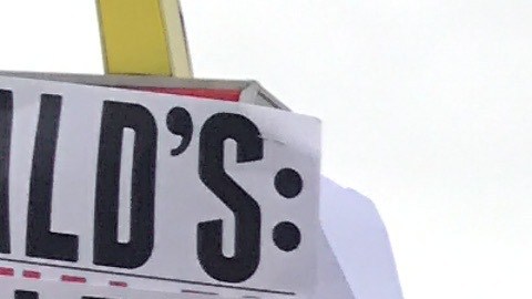 Docenas de trabajadoras y partidarios protestaron frente al McDonald's de Monterey Park. (Suministrada)