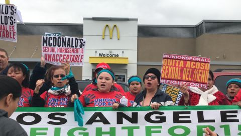 Docenas de trabajadoras y partidarios protestaron frente al McDonald's de Monterey Park. (Suministrada)