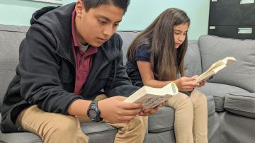 Freddy Sotelo y Valeria Álvarez son parte de un programa de lectura en la escuela Alliance-Ready Academy 4. (Jacqueline García/La Opinión)