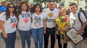 Aurelio Aldana (centro) junto a su familia recibiendo a su madre Eugenia Ángeles. (Jacqueline García)