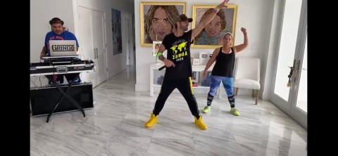 Toni Costa y Adamari López haciendo Zumba.