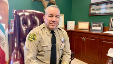 Alex Villanueva, sheriff del condado de LA. anuncia que trabajaran duro para buscarles un techo a los desamparados. (Araceli Martínez/La Opinión).