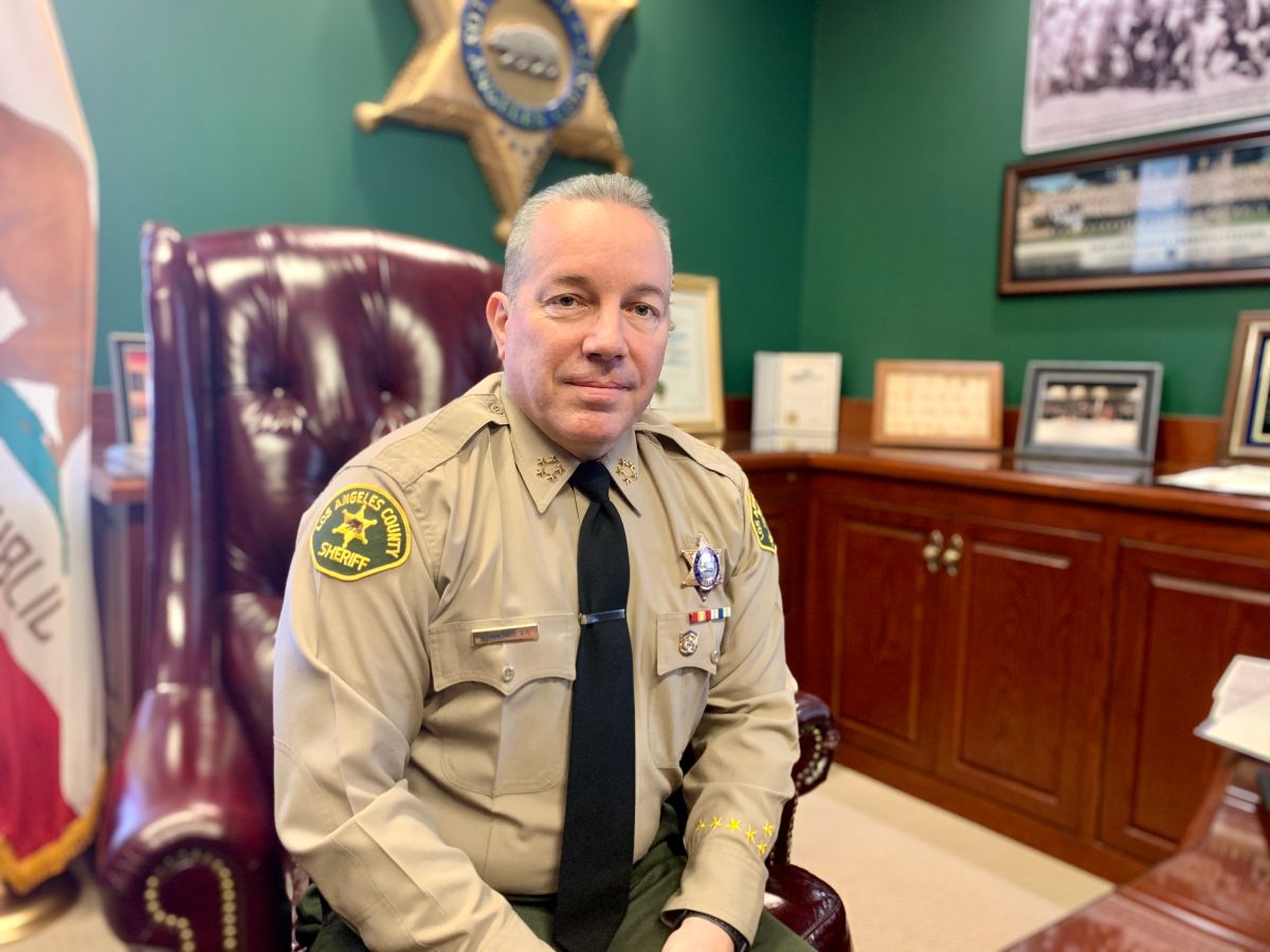  Alex Villanueva, sheriff del condado de LA. anuncia que trabajaran duro para buscarles un techo a los desamparados. (Araceli Martínez/La Opinión).
