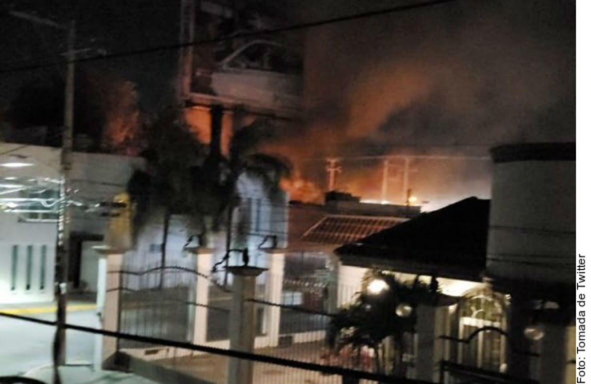 VIDEO: Sicarios matan a dos e incendian taquerías y cuatro autos 