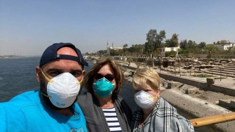 Javier Parodi junto a su madre y su prima en el crucero por el río Nilo confinados en el barco.