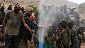 Cada vez que inauguran un pozo en África, la comunidad se congrega para celebrar. / fotoL cortesía WWFA.