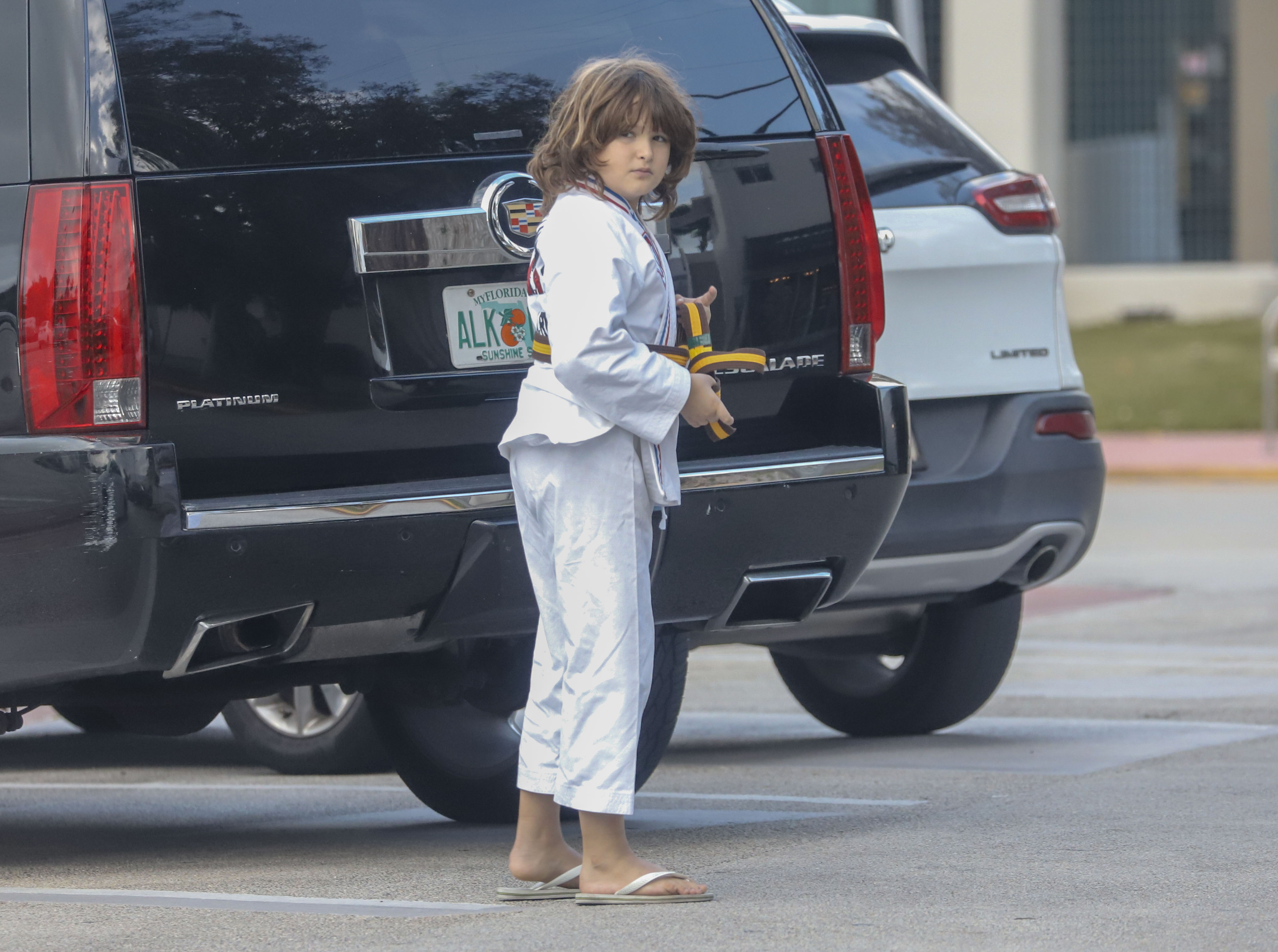 Captan al hijo de Paulina Rubio en la calle, rumbo a su ...