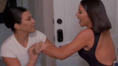 Kourtney Kardashian y Kim Kardashian pelean.