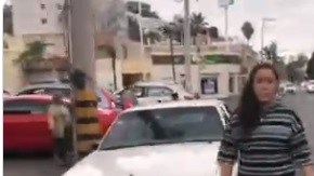 La mujer persiguió al hombre que la grabó.