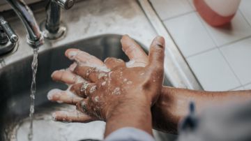 Unas de las medidas más expendidas por las autoridades es la forma de lavarse las manos.