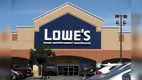 Lowe's mantiene algunas estrategias de descuentos a pesar de la contingencia.