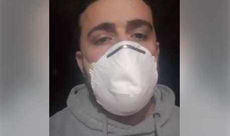 El actor Luca Franzese denuncio por Facebook que se hermana murió de coronavirus y las autoridades lo dejaron más de un día con el cadáver.