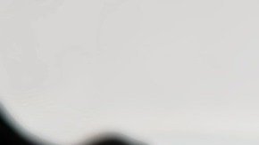 Las mancuernas y la pelota de estabilidad pueden serte de gran ayuda ahora en tu confinamiento.