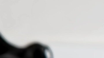 Las mancuernas y la pelota de estabilidad pueden serte de gran ayuda ahora en tu confinamiento.