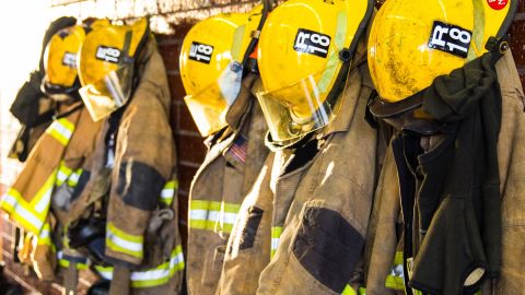 Trajes de bomberos.