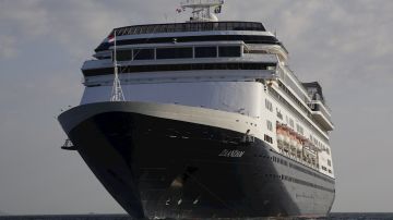 Mueren 4 personas a bordo de crucero, lo aislan en Panamá