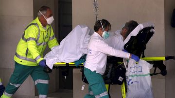 Sanitarios de una ambulancia trasladan a un enfermo con oxígeno al hospital vizcaíno de Cruces, en el País Vasco. EFE/Luis Tejido
