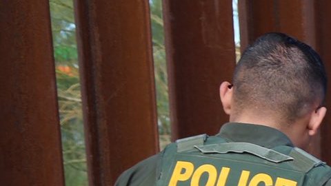 Fotos: Hallan narcotúnel que pasaba por debajo de muro fronterizo en Arizona