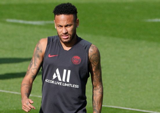 El brasileño Neymar, no deja de entrenase pese al parón de su liga.