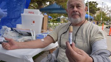 Luis González acudió a realizarse un examen de sangre para saber si tiene contaminantes en el organismo. / fotos: Iván Mejía.