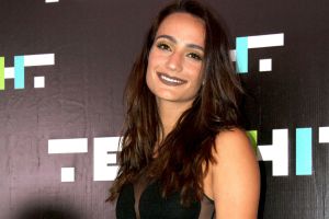 En microbikini, Paly Duval luce su retaguardia desde una gruta