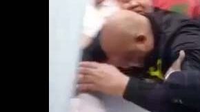 Entre lágrimas, Pascual Cordero se acerca al féretro del fallecido.