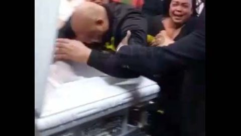 Entre lágrimas, Pascual Cordero se acerca al féretro del fallecido.