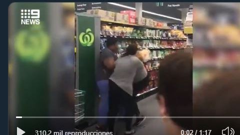 Las mujeres se enojaron porque la otra llevaba el carrito lleno de papel.
