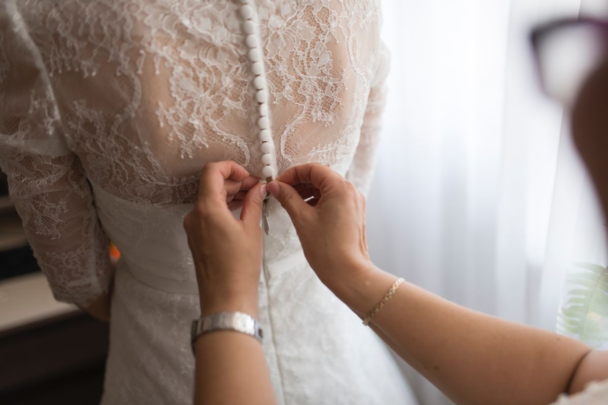 Novia queda horrorizada al ver el vestido que eligió su suegra para su boda  - La Opinión
